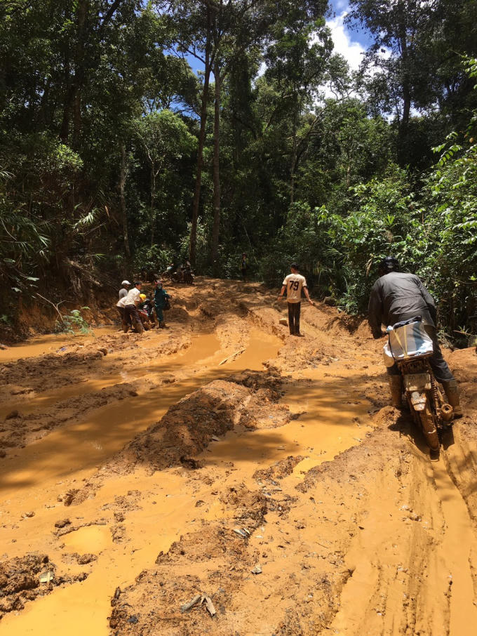 Các bác sĩ của ngành y Đam Rông vào các Tiểu khu trên con đường khó khăn, gian nan.