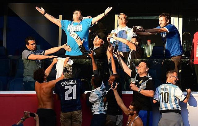 Niềm vui của Maradona trên khán đài khi Messi ghi bàn mở tỷ số cho Argentina. Ảnh: AFP