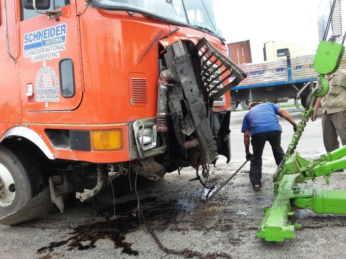 Chiếc xe đầu kéo hư hỏng sau tai nạn.