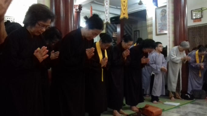 Người hướng Phật thực hiện nghi lễ bái Phật.