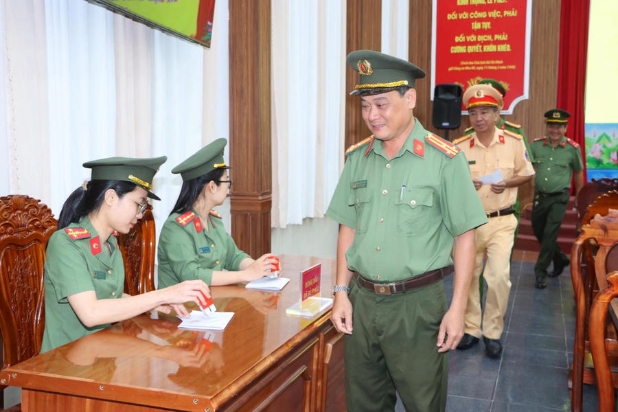 Tổ bầu cử đóng dấu “Đã bỏ phiếu” cho cử tri.