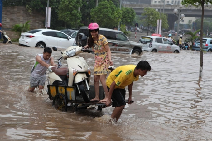 Anh đưa nàng về dinh. (Đường Dương Đình Nghệ, Hà Nội)
