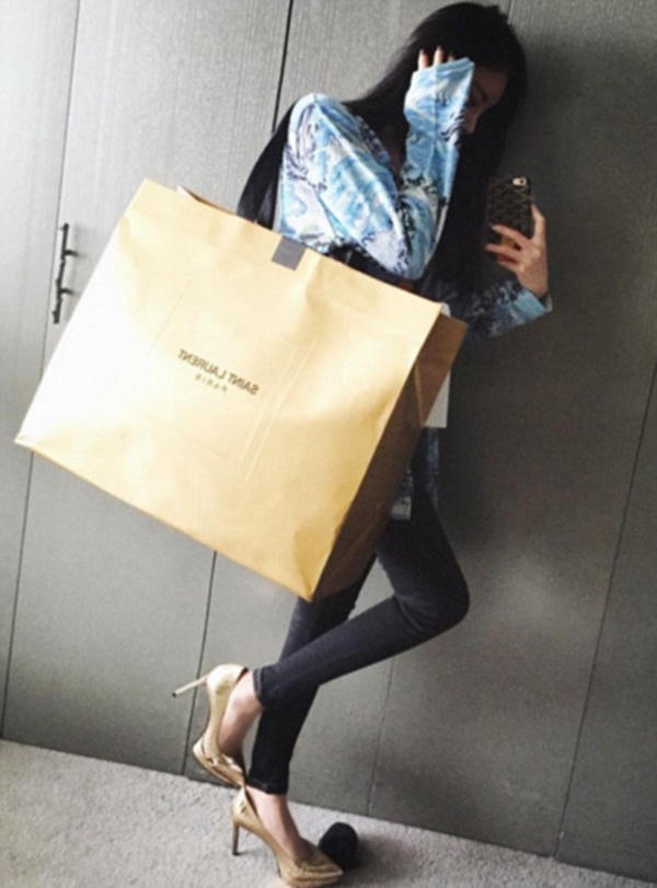 Vickybabyswl chụp ảnh tự sướng sau khi ghé qua cửa hàng Saint Laurent.