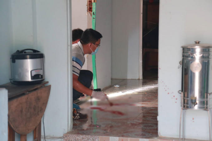 Công an khám nghiệm hiện trường trong căn nhà của nạn nhân
