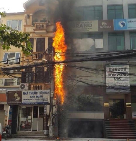 Cột điện bốc cháy dữ dội khiến nhiều dân hốt hoảng.