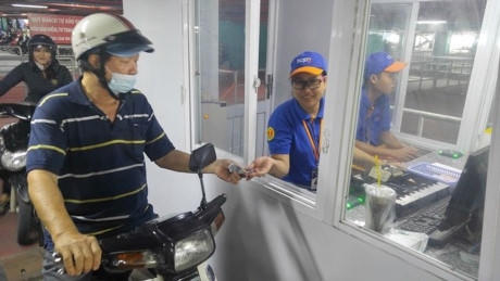 Sảnh dừng đậu đón khách của taxi tại nhà giữ xe rộng thoáng nhằm giảm tải cho khu vực đưa đón trước nhà ga quốc nội.