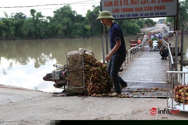 Chuyện ngã xe trên cầu phao thường xuyên xảy ra.