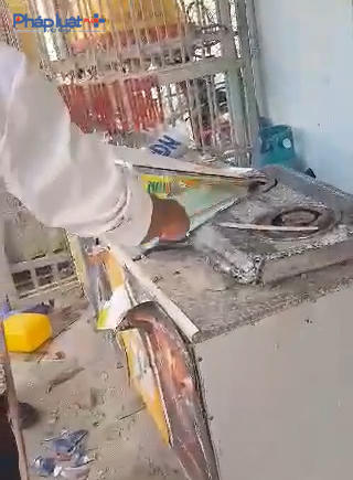 Những dấu vết đập phá và đầu đạn còn vương vãi tại hiện trường