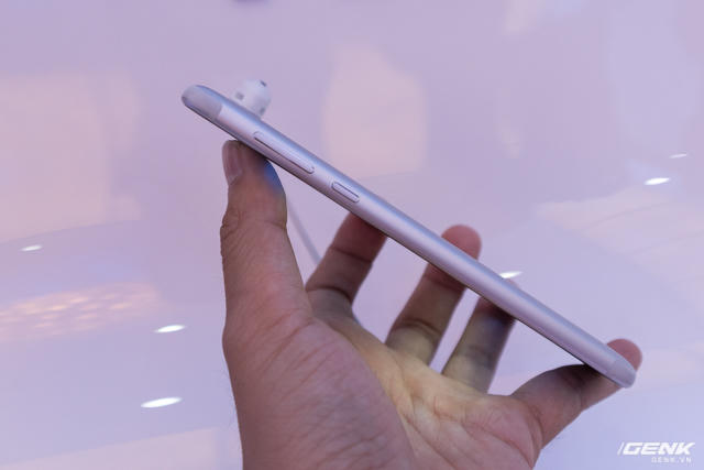 Tr&ecirc;n tay Nokia 5 ch&iacute;nh h&atilde;ng: Smartphone vỏ kim loại thời trang, gi&aacute; 4,3 triệu đồng