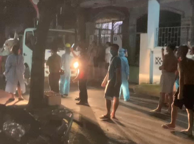 (Lực lượng chức năng đã phải điều xe thang chuyên dụng)