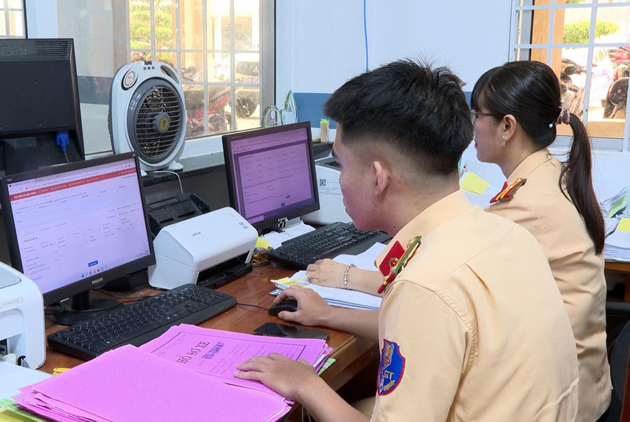 Lực lượng Cảnh sát giao thông Công an tỉnh Cà Mau rà soát, làm sạch dữ liệu đăng ký phương tiện và giấy phép lái xe, phục vụ công tác quản lý trên môi trường số.