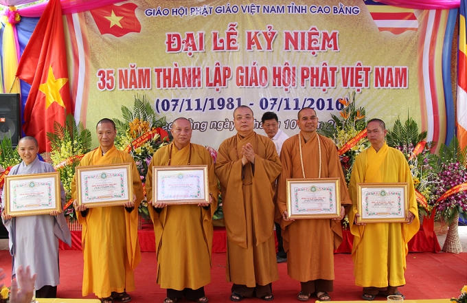 Hòa thượng Thích Thanh Nhiễu, Phó Chủ tịch Thường trực Hội đồng trị sự Trung ương GHPGVN tặng Bằng tuyên dương công đức cho tập thể Ban Trị sự GHPGVN tỉnh Cao Bằng và các cá nhân có nhiều công đức trong công tác Phật sự.