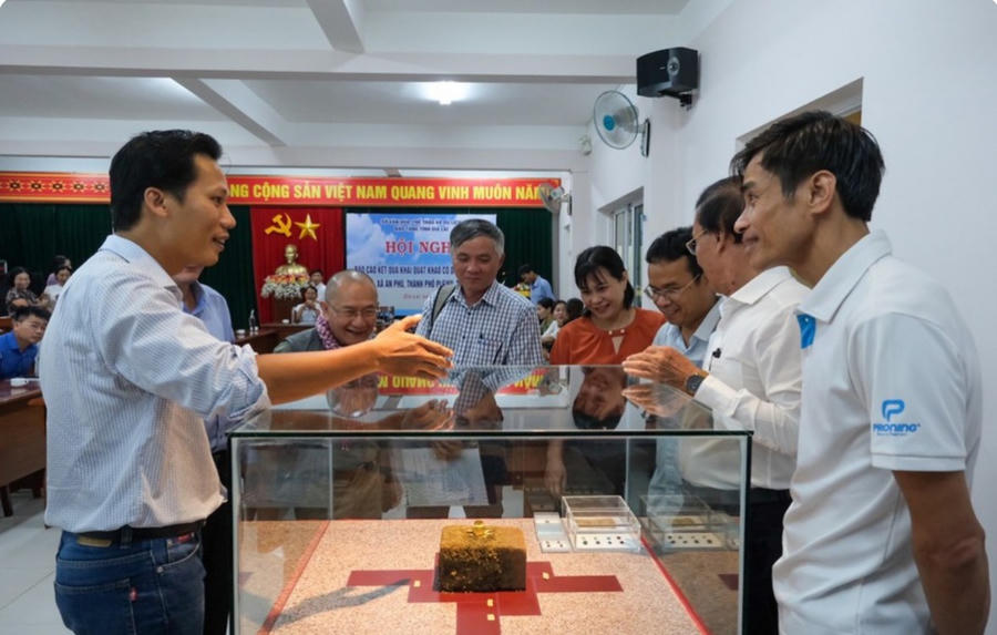 Một số hiện vật vàng tìm thấy tại kho thiêng di tích Chăm An Phú được giới thiệu tại hội nghị báo cáo kết quả khai quật khảo cổ học (tháng 5-2024). Ảnh: Hoàng Ngọc