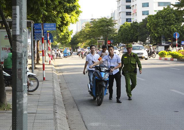 Người đàn ông điều khiển xe máy Honda, không đội mũ bảo hiểm, phát hiện có tổ công tác làm nhiệm vụ phía trước, đã có ý định quay đầu, tuy nhiên ở phía sau đã được bố trí lực lượng nên người đàn ông này buộc phải dừng xe.