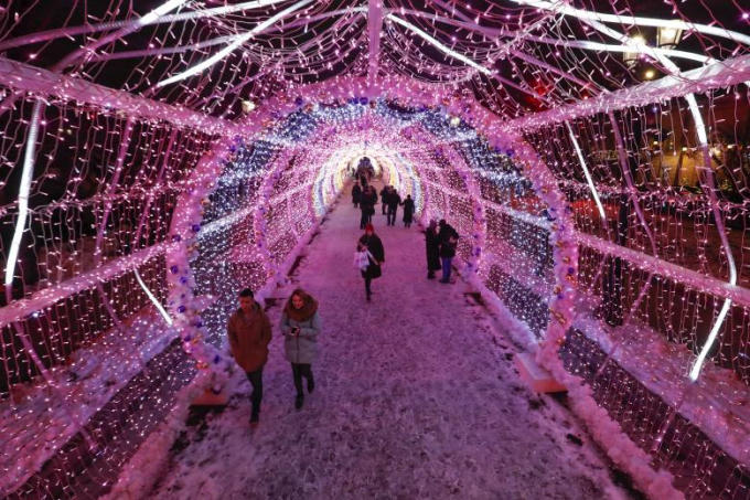 Thế giới rực rỡ ch&agrave;o đ&oacute;n Gi&aacute;ng sinh