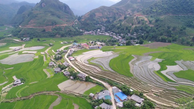 Đèo Khau Phạ vào mùa nước đổ đẹp mê hồn và quyến rũ, thu hút đông đảo giới dù lượn, bởi đến đây họ được bay lượn, được chiêm ngưỡng vẻ đẹp của ruộng bậc thang sóng sánh nước, vẻ đẹp hoang sơ của núi rừng và con người Tây Bắc.