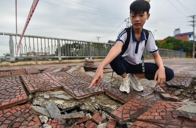 Hà Nội: Mặt cầu Tứ Hiệp sụt lún bất thường, người dân đi bộ cũng e dè