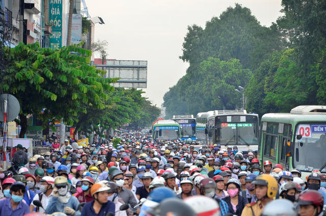 Kẹt xe trên đường Nguyễn Kiệm (ảnh: Đình Thảo)