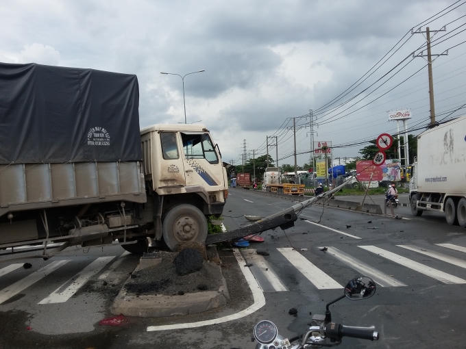 Xe tải tông cột đèn chiếu sáng ngã chắn ngang quốc lộ 1A