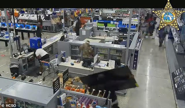 Đám đông đã dùng các dụng cụ như búa để đập vỡ cửa kính ra vào siêu thị và lao vào bên trong.