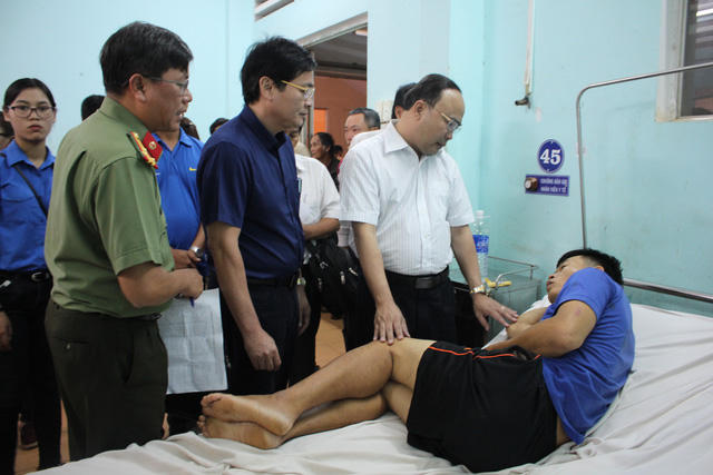 Lãnh đạo Bộ GTVT, cùng các Sở, ban ngành trên địa bàn đến thăm các nạn nhân của vị tai nạn.