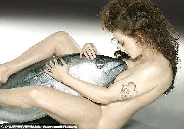 Trong bộ ảnh ra mắt hồi năm 2015, bức ảnh chụp nữ diễn viên Helena Bonham Carter bên chú cá ngừ 27kg đã từng được lan truyền mạnh mẽ.