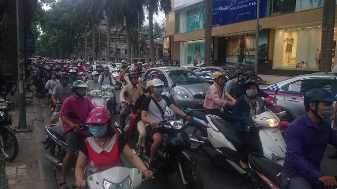 Vụ tai nạn khiến cho phố Bà Triệu ách tắc cụ bộ.