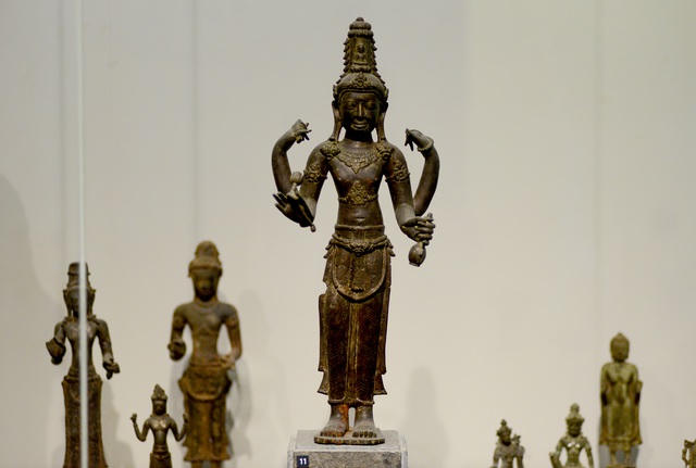 Trong phòng trưng bày có 3 bảo vật quốc gia. Nổi bật nhất là bức tượng đồng Avalokitesvara, được phát hiện những năm đầu thế kỷ 20 tại Quảng Bình.