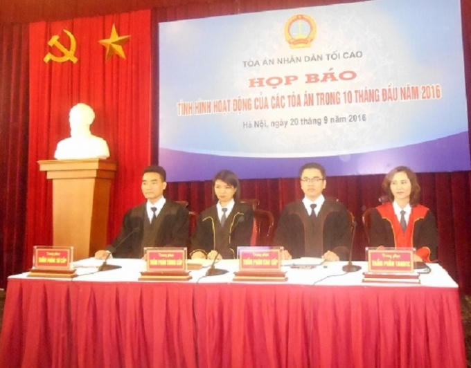 Từ phải qua: Áo của thẩm phán Tối cao, thẩm phán Cao cấp, thẩm phán Trung cấp và thẩm phán Sơ cấp.