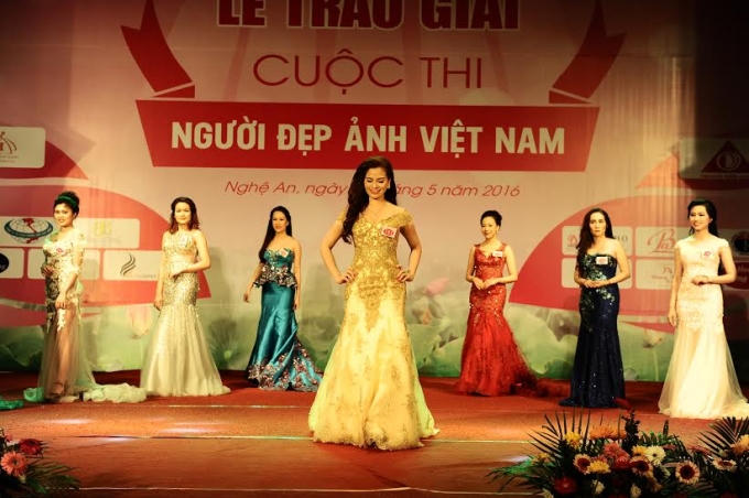 Các thí sinh duyên dáng trong tà áo dài truyền thống.