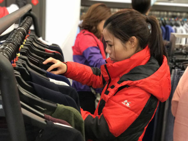 Một số khách hàng cho biết, họ ngại đi mua vào ngày Black Friday sẽ đông, lúc thanh toán phải đứng xếp hàng cả tiếng đồng hồ nên hôm nay đi mua trước, song vào các cửa hàng thấy khách đã đông nghịt.