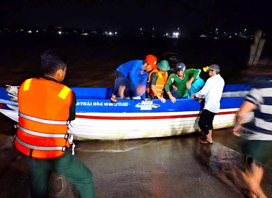 Cán bộ, chiến sĩ Đồn Biên phòng Gành Hào (BĐBP Cà Mau) tiếp cận tàu cá để hỗ trợ thuyền viên bị bệnh nặng vào bờ an toàn.