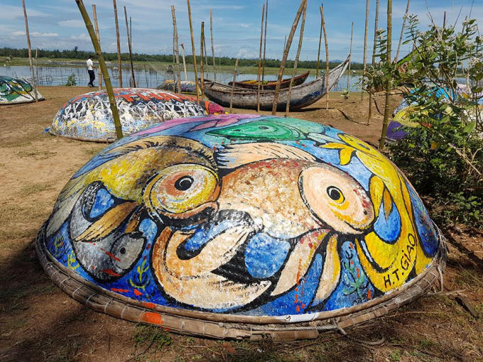 Những bức bích họa sinh động trên thuyền thúng.