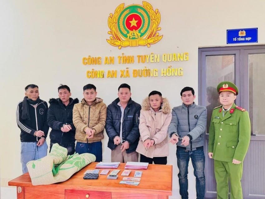 Các đối tượng cùng tang vật tại cơ quan Công an. (Ảnh: Công an Tuyên Quang).