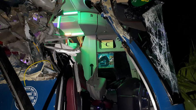 Phần đầu xe khách bị biến dạng hoàn toàn.