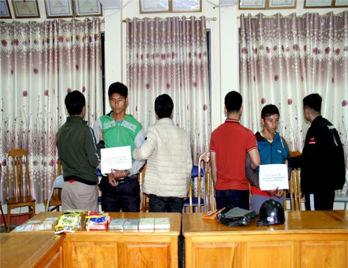 Hai đối tượng Ma A Chứ và Giàng A Chinh cùng toàn bộ tang vật tại cơ quan cảnh sát điều tra.