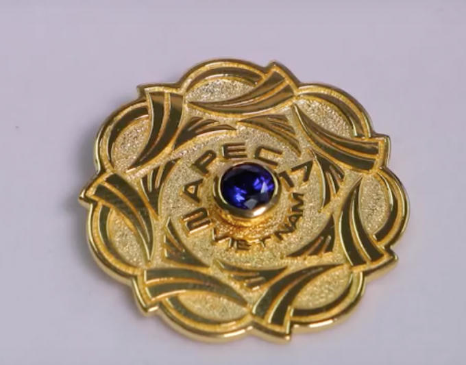 Huy hiệu có 4 màu cho 4 nhóm. Huy hiệu vàng gắn đá xanh dương sapphire là dành cho 21 Lãnh đạo nền kinh tế. Ảnh: HOÀI AN.