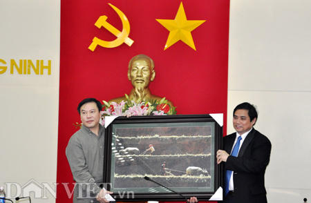 Tại chương trình hợp tác tuyên truyền với tỉnh Quảng Ninh năm 2012, Tổng Biên tập Báo NTNN/Dân Việt Lưu Quang Định tặng tỉnh bức tranh mang đậm bản sắc nông thôn Việt Nam.