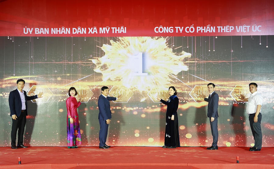 Các đại biểu thực hiện nghi thức khởi công Dự án đầu tư xây dựng và kinh doanh kết cấu hạ tầng Khu công nghiệp Mỹ Thái.