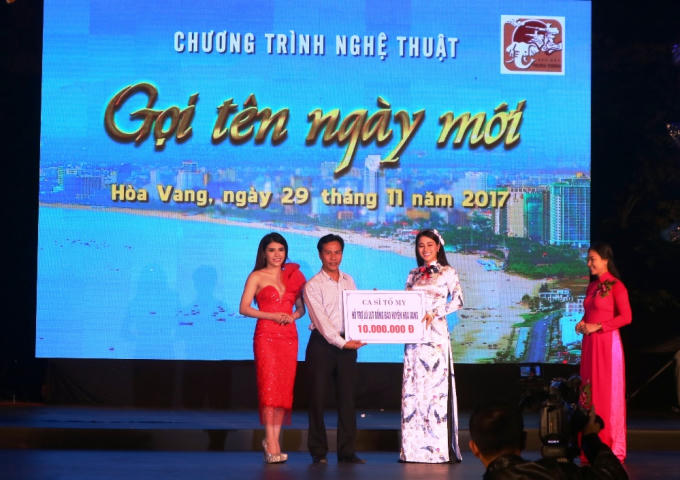 Ca sĩ Tố My, các cán bộ, nghệ sĩ Nhà hát Trưng Vương Đà Nẵng cùng 1 số cá nhân đã ủng hộ khoản tiền 30 triệu cùng 60 phần quà cho bà con vùng lũ lụt Hòa Vang.