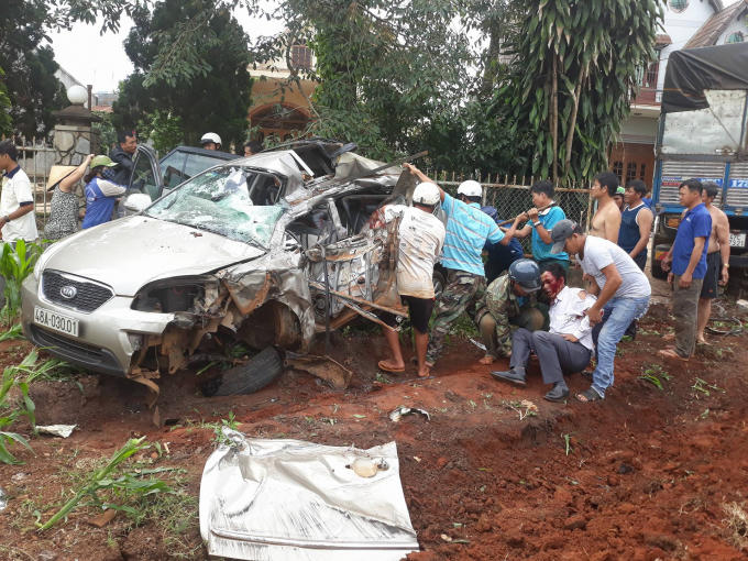 Người dân phá cửa xe đưa nạn nhân ra ngoài.