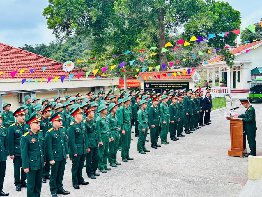 Cán bộ, chiến sĩ Tiểu đoàn đảo Trần dự lễ khai mạc và tham gia Ngày bầu cử trong không khí trang nghiêm, phấn khởi.