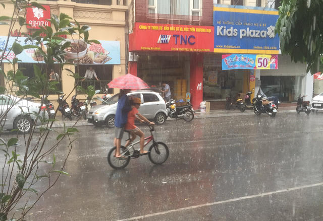 Cơn mưa &ldquo;v&agrave;ng&rdquo; hạ nhiệt cho