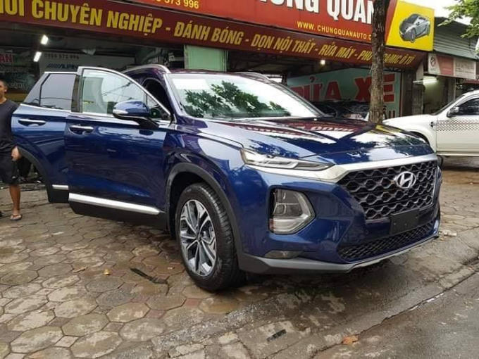 So với mẫu xe đang trưng bày tại toà nhà Thành Công, chiếc Hyundai SantaFe 2019 lần này có vẻ như đầy đủ option hơn.