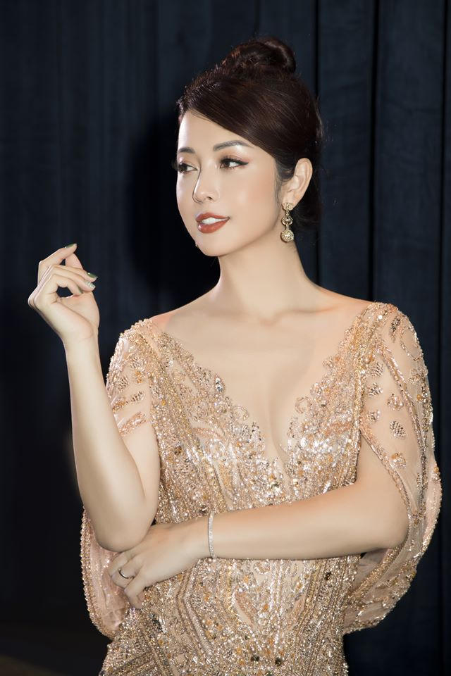 Hôm nay cô cố gắng trở lại làm Mc Jennifer Phạm khéo léo che vết thương bằng cách che tóc 1 bên cho đỡ phản cảm. Tuy nhiên cô vẫn rất đẹp và trẻ trung với chiếc váy ánh kim của nhà thiết kế Hoàng Hải làm riêng cho cô.