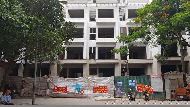 Lô đất hơn 2.000m2 vốn được dùng quy hoạch văn phòng nay biến thành dự án nhà ở thương mại thấp tầng với 18 căn liền kề.