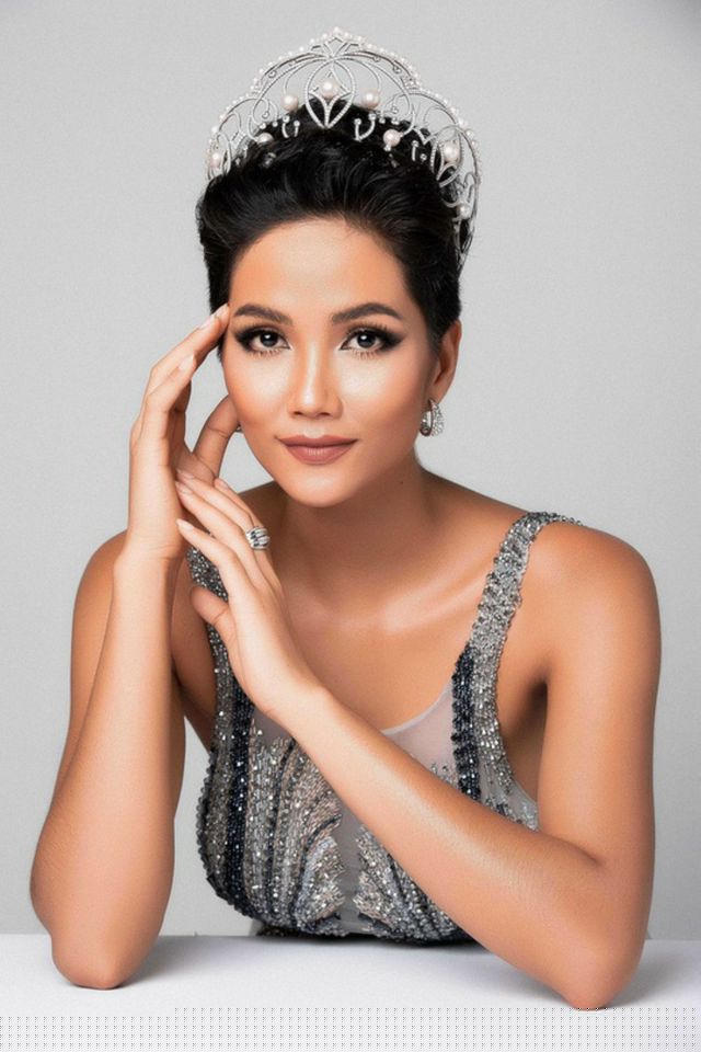 Trước khi trao lại vương miện cho người kế nhiệm, Hoa hậu Hoàn vũ Việt Nam 2017 đã trải lòng mình về nhiệm kỳ đáng nhớ 2 năm qua.