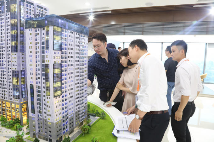 Chủ đầu tư và các nhà phân phối đã chia sẻ về tầm nhìn, thiết kế, tiện ích dự án cũng như cơ hội sở hữu và đầu tư nhà tại GoldSeason. Tại buổi lễ, nhà thầu Hoà Bình đã cập nhật tiến độ của từng toà và cam kết tiến độ xây dựng 5 sàn/tháng, đảm bảo khách hàng có thể nhận nhà vào tháng 10/2018
