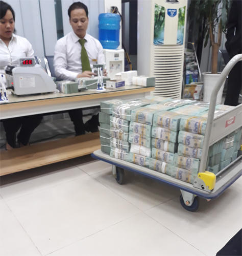 Kiểm đếm số tiền thu được của Phan Sào Nam.