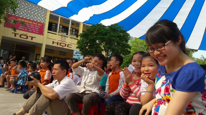 Rất đông trẻ nhỏ cùng người lớn tham gia buổi hoạt động ngoại khóa này, đều cảm thấy vui và hài lòng với các tiết mục do các em học sinh biểu diễn.